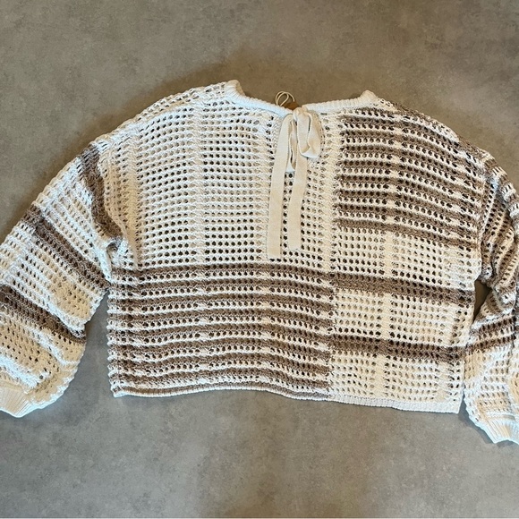 New BLU PEPPER sweater. Medium. Cropped. Ties at the back at neck. Classic - Picture 6 of 8